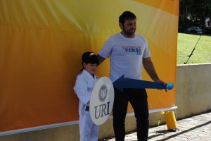 João Derly atendeu seus fãs com muita atenção, inclusive um pequeno fã que parecia não querer sair de seu lado. Foto: Luiza Gomes