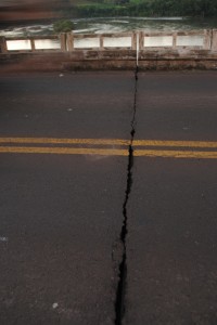 Estrutura da ponte é comprometida aos poucos por falta de manutenção. Foto: Tamires Zortéa.