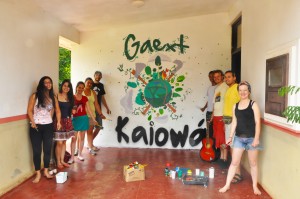 todo o grupo de apoiadores e integrantes do Grupo de Agroecologia e Extensão Kaiowá que participaram do muralismo da fachada da sede. Foto Adriano Dal Chiavon