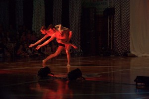 Camila Fochesatto e Paulo Zanchin na coreografia "Sentinela". Foto: Taluana Panizza.