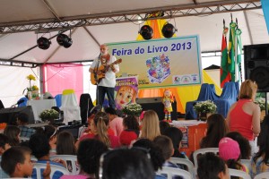 Escritor Kalunga anima crianças durante a Feira do Livro. Foto: Carine Zandoná Badke.