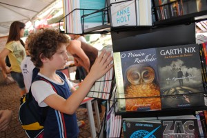 O menino desde cedo já sabe que a leitura é a principal fonte de conhecimento. Foto: Carine Zandoná Badke.