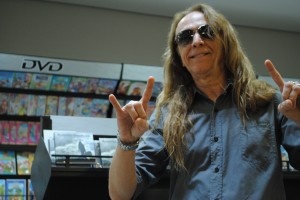 Simpático, o músico posa ao lado de seu novo CD Foto: Talita Moraes