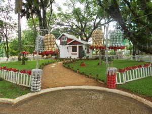 Praça ornamentada para a abertura do Natal Luz 2013 em Caibi. Foto: Rede Nossa Rádio.