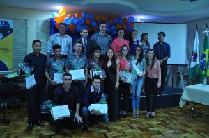 Formandos do Programa Aprendiz Legal, juntamente com os coordenadores e envolvidos no período do curso e estágio. Foto: Rejane Fiepke.