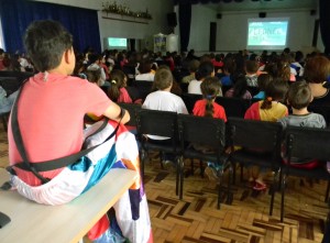 Todos concentradas na exibição da primeira sessão da Mostra. Foto: Eduarda Wilhelm Possenti.