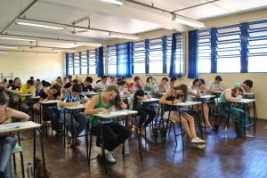 Candidatos fazendo redação durante o último dia de provas do vestibular 2013. Foto: Jaqueline Barce