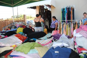 Lado de fora do brechó cheio de roupas doadas. Foto: Carine Zandoná Badke