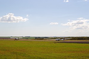 Avião levando o planador até 600 metros de altura, até que ele passe a voar sozinho. Foto: Carine Zandoná Badke