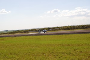 Planador na chegada na pista do aeroporto. Foto Carine Zandoná Badke 
