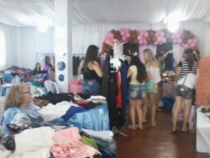 Clientes analisam os produtos do Bazar. Foto: Jaqueline Barcelos