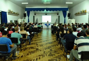 Alunos de Agronomia atentos a fala da palestrante sobre como controlar as doenças do trigo Foto: Debora Theobald