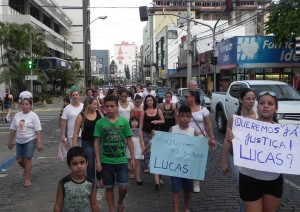 Manifestantes percorreram a principal avenida da cidade 