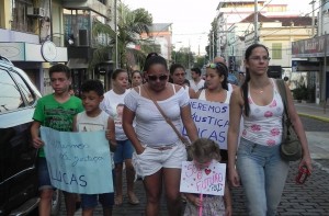 Cerca de 50 pessoas se manifestaram no centro da cidade, clamando por paz e cidadania