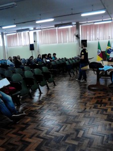 DAJ e estudantes de Jornalismo em Assembleia (Foto: Angeli Sortica)
