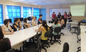 Acadêmicos e equipe de coordenação da oficina iniciam as atividades. (Foto: Tamires Matté)