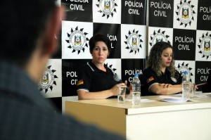 A Delegada Caroline Bamberg respondeu às perguntas feitas pela imprensa, após leitura do inquérito. Foto: Maira Dill.