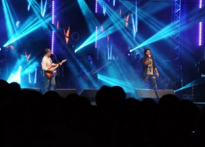 Victor e Leo e o espetáculo de luzes do show.  Foto: Maira Dill