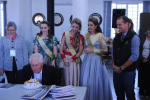 Completando 93 anos hoje Nelson foi surpreendido com um bolo de aniversário Foto: Debora Theobald