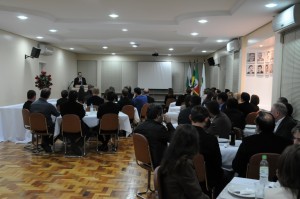 Professores e  funcionários  prestigiaram a fala do reitor. Foto: Debora Theobald.