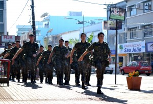 Desfile dos pelotões participantes da Operação Ágata 8 Foto: Adriano Dal Chiavon