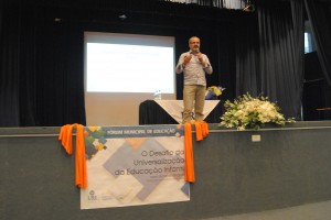 Arnaldo Nogaro palestra no Fórum Municipal de Educação. (Foto: Tamires Matté)