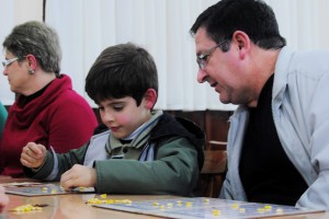 Pai e filho se divertem com atrativo da festa FOTO: Victória Lieberknecht