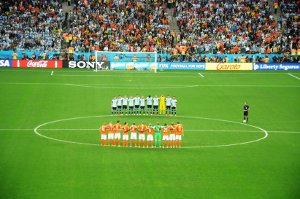 Jogadores abraçados em homenagem a Alfredo Di Stéfano, ídolo argentino falecido na última segunda. Foto: Thiago Henrique