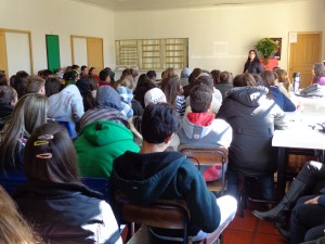 Alunos da escola Zadona recebendo palestra sobre agroecologia 