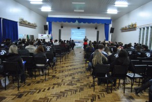 Salão Nobre do Colégio Roncalli recebe acadêmicos da UFSM/FW e público em geral / Foto: Vanessa Harlos