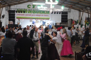 O público presente aproveitou da boa musica para dançar a noite toda. Foto: Alice Buzanelo