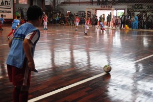 Atleta mirim se prepara para cobrar o lateral.Foto: Alice Buzanelo