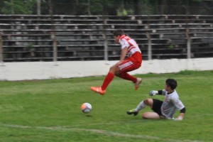 Goleiro sai da área para impedir ataque do Encantado Foto: Thiago Henrique