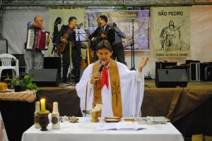 Padre Valdir Formentini celebrando a missa crioula  (foto: Tamara Melo)