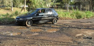 com os buracos na pista os carros tem que andar em velocidade reduzida