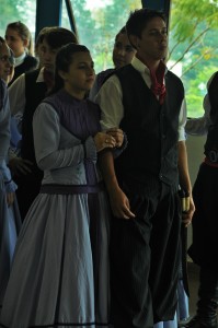 Casal de alunos se prepara para a apresentação. Foto: Letícia Colombo