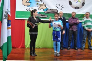 e a segunda é: Atleta fazendo o "Juramento do Atleta" e represen-tando todos os competidores Foto: Tais Milani