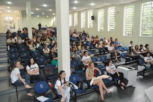 Grande público acadêmico prestigia a palestra / Foto: Greici Siezemel