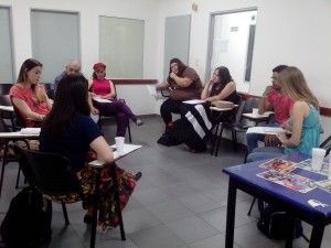 Em roda de conversa alunos espoem seus trabalhos sobre saúde mental (Foto: Diane Arend)