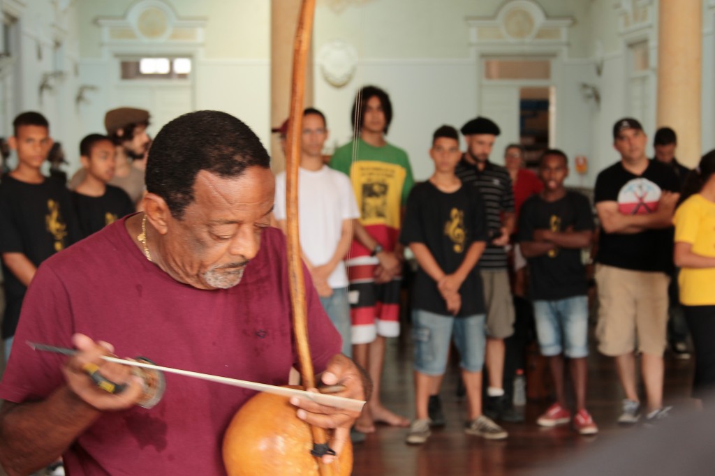 Naná Vasconcelos toca berimbaú em oficina no Pelotas Jazz Festival - Foto Alvaro Pouey /Da Hora