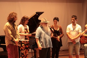 Hermeto antes de "tocar" em seus convidados
