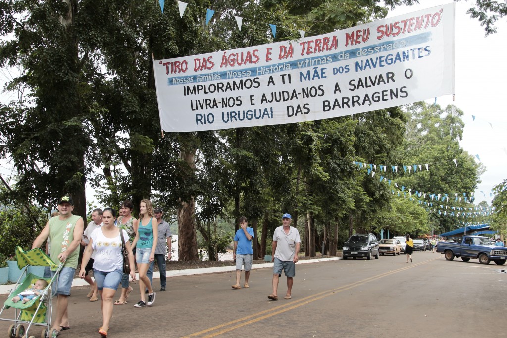 povo e faixa e bebe