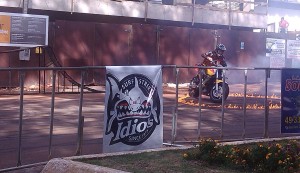 Equipe Força e Equilíbrio faz manobras em show de wheeling. Foto: Julia Saggioratto