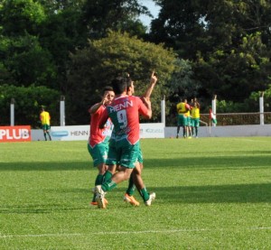Adilson comemora o gol com os companheiros. Foto: Carine Zandoná