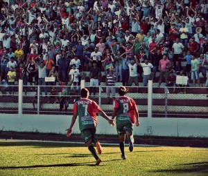 Finalmente! Lenílson comemora gol e a vitória com a torcida. Foto: Dayana Giacomini 