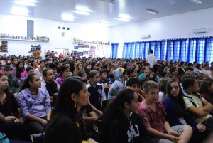 Cerca de 600 jovens de escolas de Frederico Westphalen estiveram presentes na palestra de abertura do Festival da Juventude - Foto: Sabrina Ritter