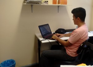 Oscar Valeriano Sanchez Valera na UFSM campus Frederico Westphalen, trabalhando em suas atividades de mestrado em Agronomia