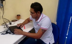 Adám Marcel Puc Uitzil, vindo do México, trabalhando em suas atividades de mestrado na área de Agronomia na UFSM campus Frederico Westphalen