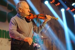 O violinista Nicolau Sulzbeck dá início as atividades da noite Foto: Paola Demarco