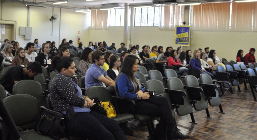 Acadêmicos de Jornalismo e Relações Públicas participaram da abertura da SECOMUNICA 2015. Foto: Renata Cortina